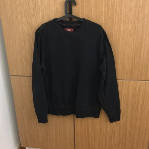 Svart tröja från Parajumpers - Säljer en svart parajumper sweatshirt som knappt har använts. Passar L. Den har använts ett fåtalgånger och är i toppenskick. Ordinare priser kan variera mellan ca 1800. Ställ gärna frågor!