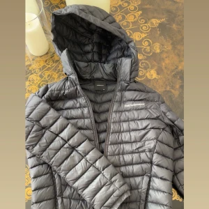 Peak Performance jacka - Säljer en svart dunjacka från Peak Performance då den inte används, inga hål eller något. Kan gå ner i pris snabbt. Passar folk med S