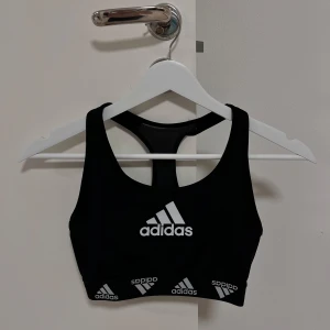 Svart sport-bh från Adidas - Svart sport-bh från Adidas💕står ingen storlek men passar xs-s