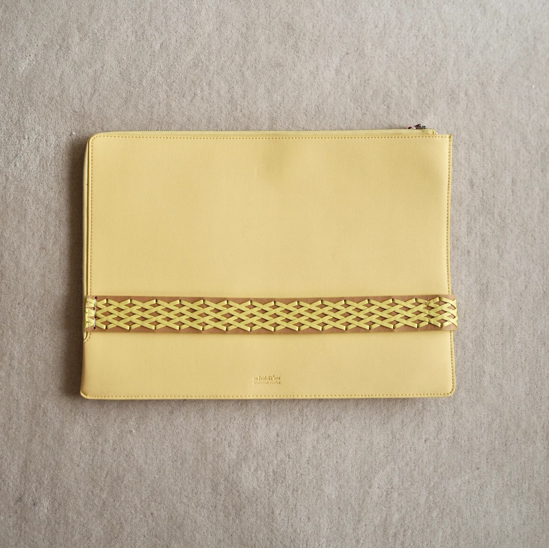 Gul datorväska med flätad detalj - 1