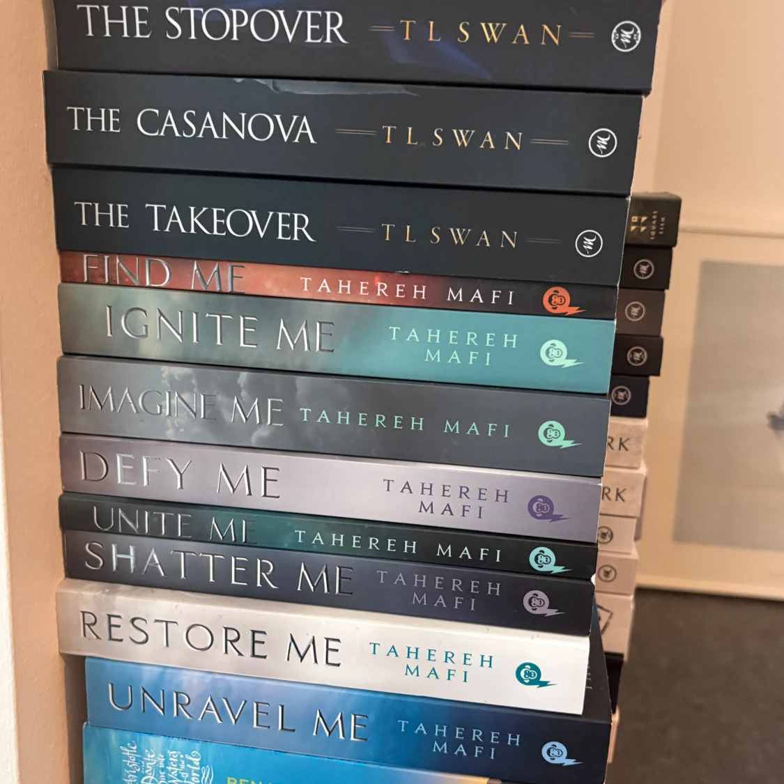 Bokpaket med romaner av T.L. Swan och Tahereh Mafi