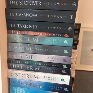 Bokpaket med romaner av T.L. Swan och Tahereh Mafi - Alla på bilden finns kvar. Skriv för förslag 