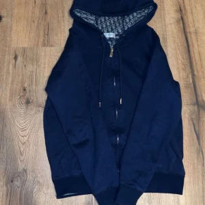Navy blå hoodie - Mycket bra skick, den är använd ett par gånger och storleken är xs