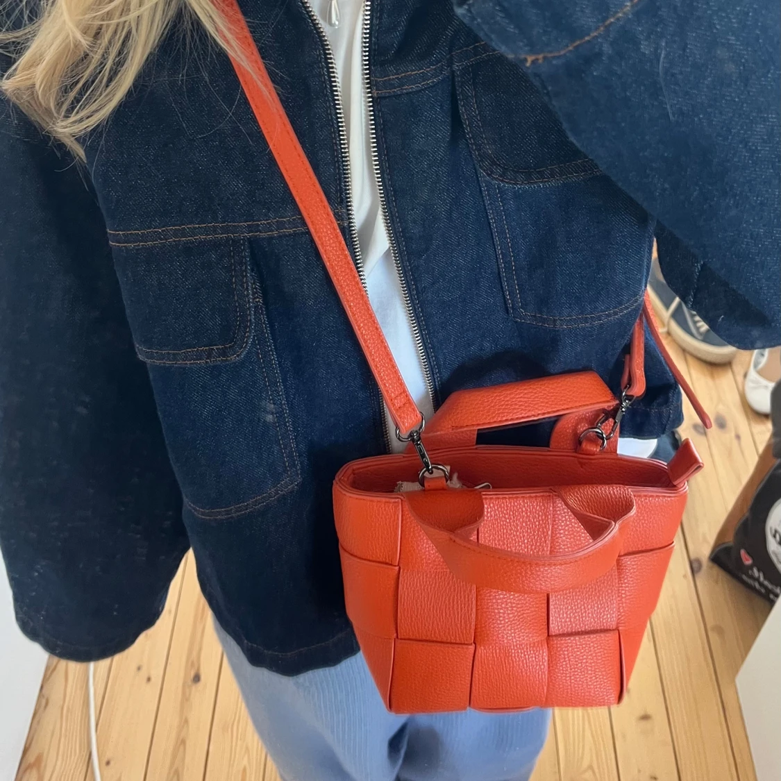 Orange flätad handväska  - 1