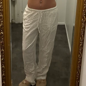 Vita linnebyxor från BikBok - Säljer ett par vita linnebyxor från BikBok. Byxorna har en rak och avslappnad passform, perfekta för varma dagar. Lätta och luftiga i materialet, passar dig som gillar en enkel och stilren look. Något smutsiga längst ner men det brukar gå bort med vanish, annars som nya behövs dock strykas