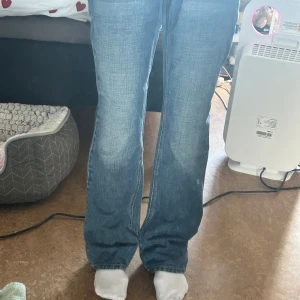 Blå bootcut jeans från Lee - Säljer ett par klassiska blå jeans från Lee med bootcut-passform. Säljer dom då för de är stora för mig på midjan, kontakta om du har några funderingar eller frågor