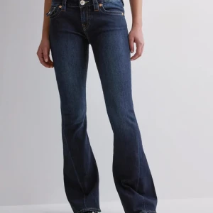 True Religion Jeans - Säljer joey low rise flare jeans i strlk w26! De är i perfekt  skick förutom en missfärgad fläck längst ner! Nypris 1299💕