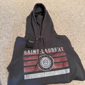 Mörkgrå  Saint Laurent hopdie M  - Mörk grå Saint Laurent hoodie i storlek M nyskick. Pris kan diskuteras vid snabb affär 