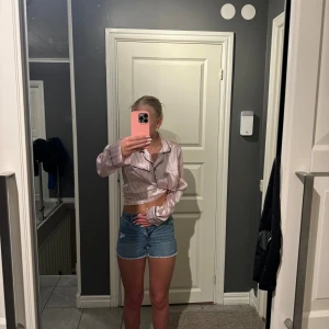 Sjukt snygga jeans shorts - Säljer då de är försmå för mig, barn strl men skulle säga att de passar en xxs! 