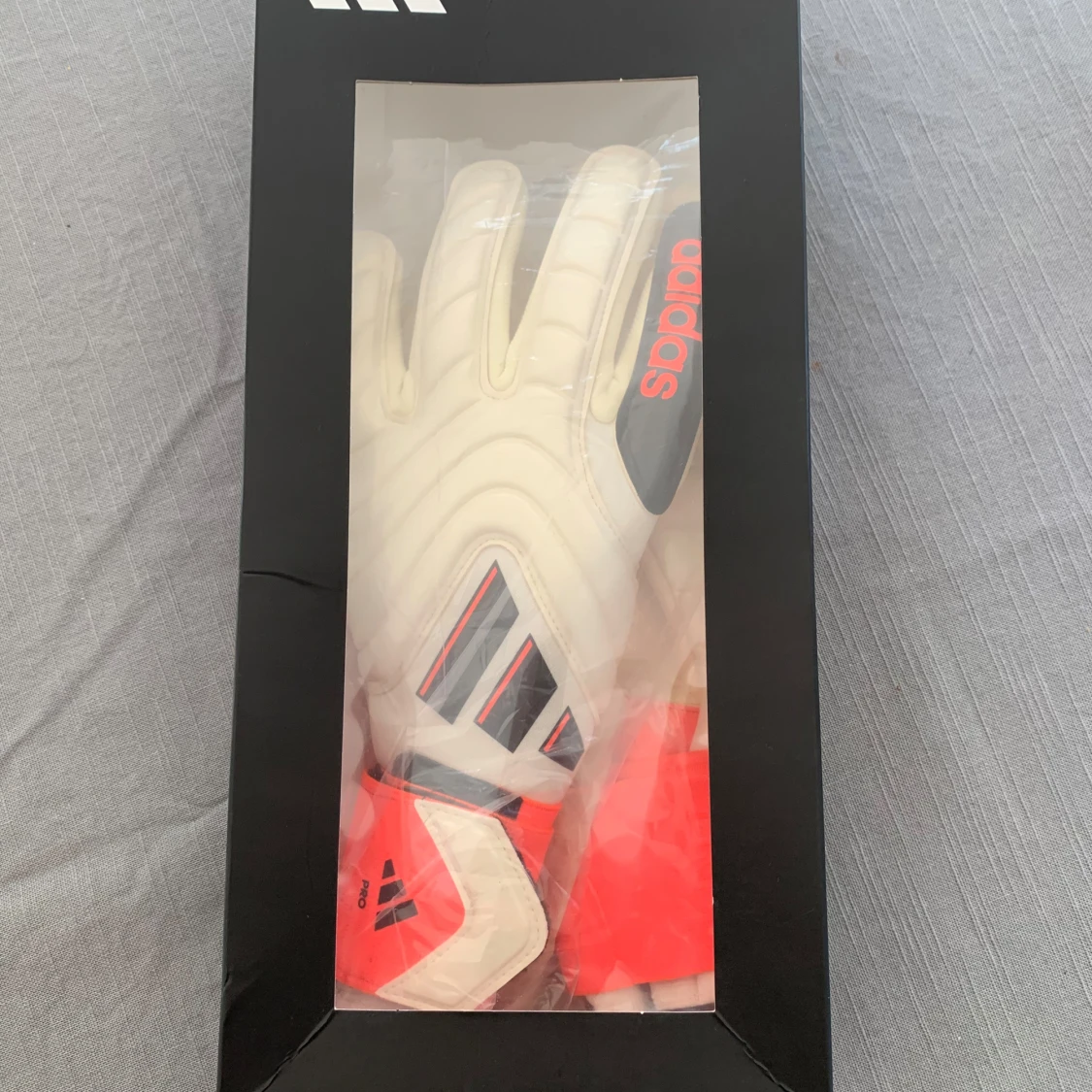 Vita och röda målvaktshandskar från Adidas