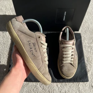 Saint Laurent  - Säljer nu dessa saint laurent skor i storlek 41 men passar 42 skick 8/10 Pris 2400kr | Ingår box dustbag extra snören samt kort från saint Laurent Skorna är lagade hos en skomakare under sulan men inget man märker på Fraktar spårbart med PostNord 