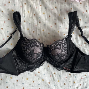 Hunkemöller bh  - Skicket syns på bilderna 🌸 Kuporna är lite missformade men fylls säkert ut under användning. Annars i rätt bra skick. 