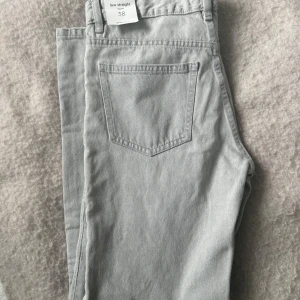 Ljusgrå jeansbyxor low straight - Säljer ett par ljusgrå jeansbyxor i modellen low straight. 