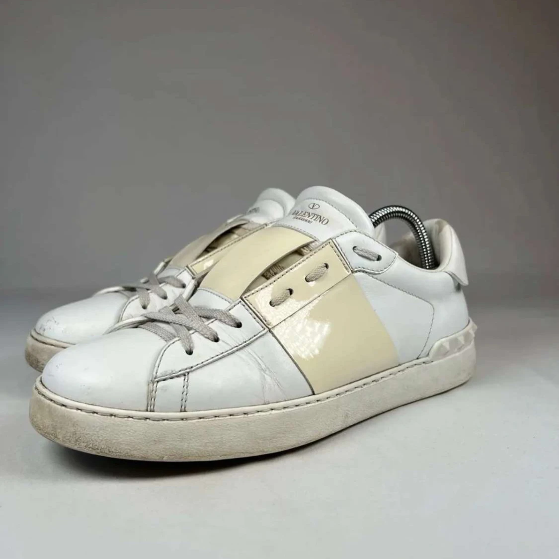 Valentino Garavani vita sneakers med beige detalj - 3