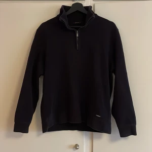 Halv zip Massimo Dutti - Masisimo Dutti halv zip i bra skick. Snygg och stilren, bara att skriva vid frågor eller fler bilder.