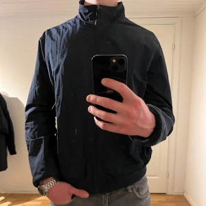 Ralph Lauren jacka - mörkblå  - Säljer denna sjukt snygga jackan från Ralph Lauren⭐️ Färgen är mörkblå och storleken är M⭐️Jackan har inga defekter och skicket är utomordentligt🙌🤝 Sjukt najs passform och material också⭐️🙌 Tveka inte på att höra av er dig vid minsta fråga eller fundering😊