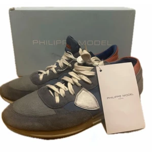 Philipp model  - Sköna modells! Aka brudmagnet, snygga Philippe model trainers. Skick 7/10. Vad ingår? Endast skorna☺️ hör av er vid frågor! Snabb afär= bättre pris