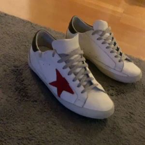 Golden goose - Vita golden goose med röd stjärna som är använda ett fåtal gånger, storlek 43. Tveka inte på att höra av er vid frågor.
