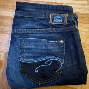 Låg midjade jeans från Mavi - Snygga låg midjade mörkblå jeans från Mavi i storlek 28/30 passar (xs-s) midjemått: 37 cm, innerbenslängd: 75cm🥰