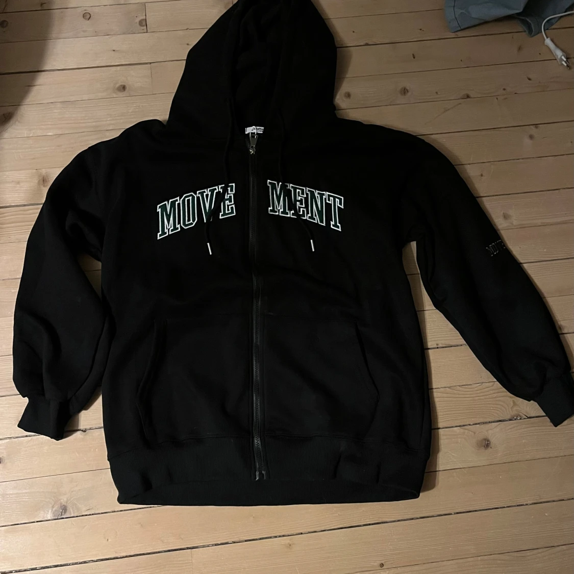 Svart zip hoodie med grön text - 1