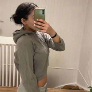 Grå kashmir hoodie - Säljer en jättefin kashmir hoodie från H&M , storlek S men krymptes i tvätten så är lite ”cropped” . Jättefin & bra skick💞 og pris: 899 , mitt pris: 359