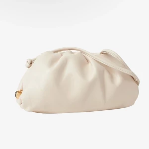 Beige väska från Bow19 - Super fin väska från Bow19, skriv till mig för att få egna bilder 🥰 Nypris: 600kr 