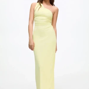 Klänning  - Säljer denna otroligt fina gula klänning från pull and bear, endast använd 1 gång. Säljer pågrund av att den har blivit alldeles för liten på mig🥲 slutsåld på hemsidan 