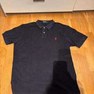 Ralph Lauren pike  - |Modell pike| storlek L| skick 8/10 Andvänd och lite utvättat som synns men inga hål| skriv för mer info