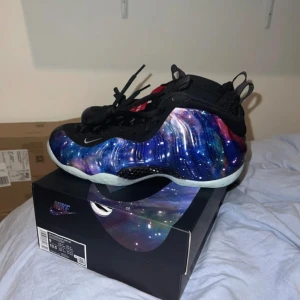 Nike Air Foamposite One ”Galaxy” - Tagit bild på alla detaljer men fråga gärna privat om det finns flera frågor kring dem. Unikt par skor, rymd mönster över nästan hela skon, passar som är vante, de formar sig efter sin fotform, sulan lyser i mörkret, en av dem coolaste loggorna på ett par skor. Det är bara att skriva privat för mer info eller bilder.