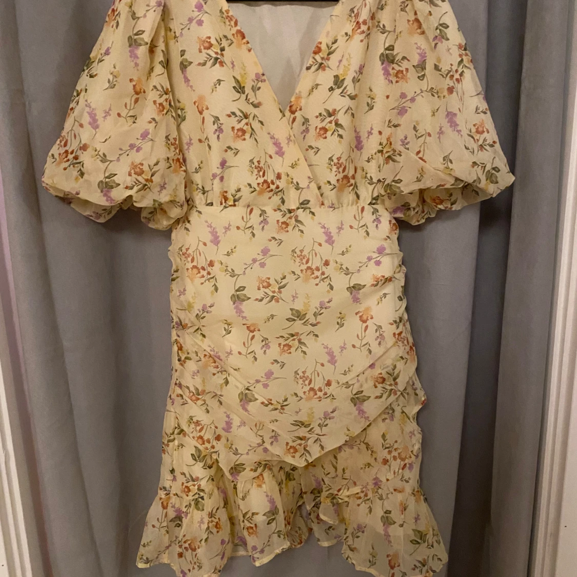 Blommig klänning med volangdetaljer - 1