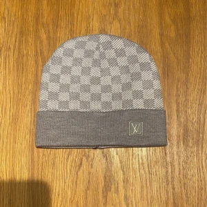 Mössa - Helt ny mössa. Aldrig använd. Fraktar inom 24 timmar. Bästa kvalité. 