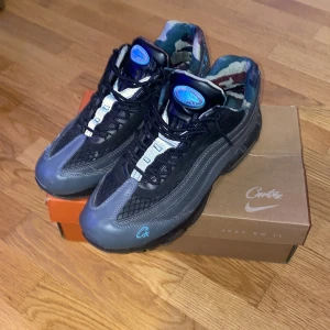 Nike Air Max 95 SP Corteiz Aegean Storm - Säljer ett par Nike air Max 95 SP Corteiz Aegean Storm. Använda ett par gånger/ Bra skick.  Har en liten defekt vid högra stortån, men ser ut som att det går att limma ihop enkelt då det knappt syns vid nuläget och inget som märks när man har på sig. Bra skick. Storlek 44. Pris går att diskutera