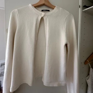 One button knit från Gina Tricot - Säljer en superfin vit kofta från Gina tricot då den tyvärr inte används längre. Koftan är i mycket bra skick. 