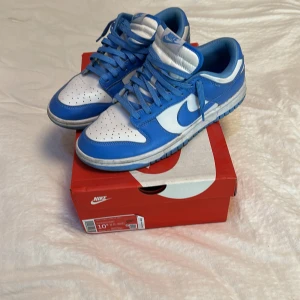 Nike Dunk Low university blue - Säljer ett par feta skor då dom inte passar mig längre. Strl 44,5, passar 44.  Priset kan diskuteras!😁