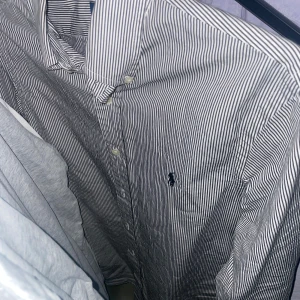 Ralph Lauren skjorta - Stilren Polo Ralph lauren skjorta, blå och vit randig! Mycket bra skick! Hör av dig vid frågor, svarar gärna så tveka inte🙌