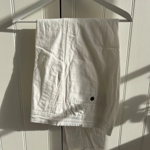 Byxorna är reserverade åt Ali. - Byxorna är reserverade åt Ali.