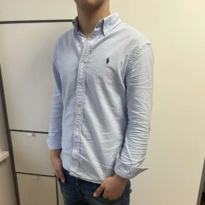Ralph Lauren skjorta - Nu säljs en galet fet skjorta från Ralph Lauren | Storlek: XS, modellen är 178cm lång & väger 70kg | Skick: Väldigt bra, inga defekter, 8/10 | Nypris 1700kr, vårat 549kr | Skriv gärna vid fundering