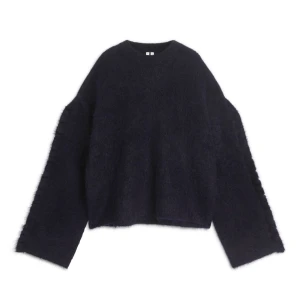 Snygg stickad med unikt på ärmarna!! - Jätte snygg tröja från arket💓, helt ny med prislapp, säljer den blåa men man ser mer hur den ser ut på andra bilden💕! Säljer pga att den är för stor för mig! Pris går att diskutera vid snabb affär.