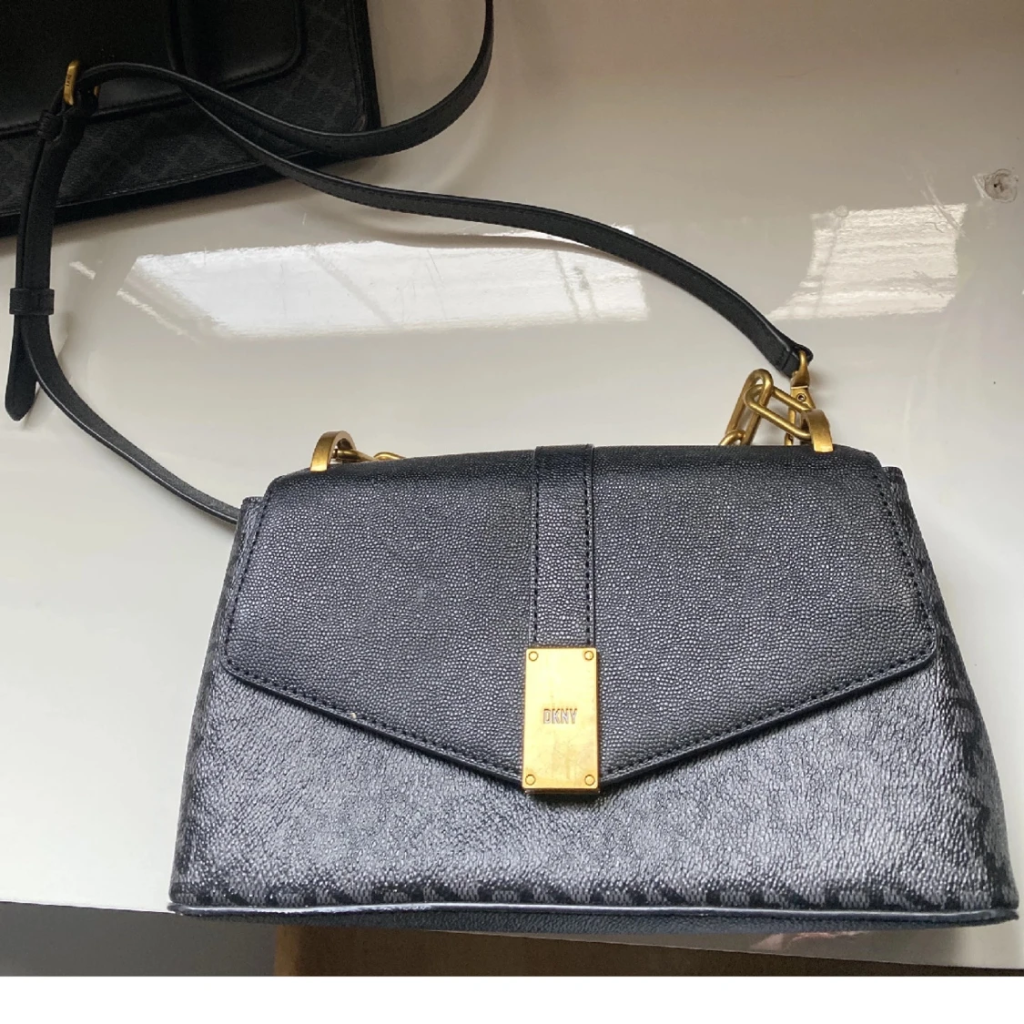 Svart axelväska med gulddetaljer - 3