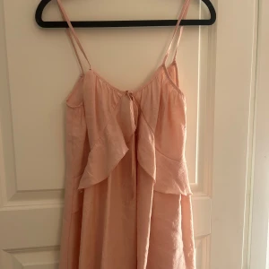 Rosa klänning - Så söt och fin rosa klänning ifrån hm med lite volang, den är i så skönt material🥰