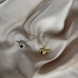 Halsband med hjärthänge i silver och guld - FINNS I GULD OCH SILVER! Skriv på dm 💝 139kr/st , betala via plick eller Swish (gratis frakt om du betalar via swish) 💕