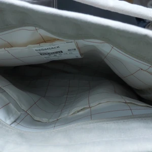 Beige shoppingväska från IKEA - Säljer en praktisk beige shoppingväska från IKEA med rutigt mönster på insidan. Väskan har breda handtag och gott om utrymme för dina dagliga behov. Perfekt för shoppingrundan eller som en extra väska på resan.