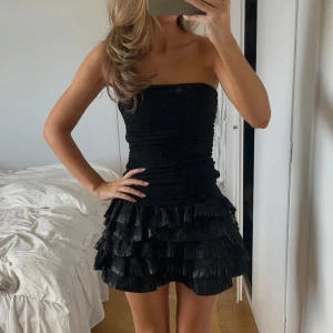 Svart festklänning - Så najs svart axelbandslös klänning perfekt till temafest💞