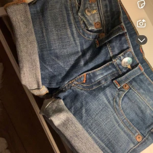 Jeansshorts från True Religion - Snygga jeansshorts från True Religion, köpta från Vinted tror att förra ägaren sytt om dom själv men inget som syns, säljer för att jag tycker dom sitter för tajt vid benen! Sänker vid snabb affär.