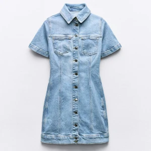 Jeansklänning med knappar från Zara - Snygg jeansklänning i ljusblå denim med korta ärmar och knappar hela vägen. Aldrig använd och har lappen kvar. Skriv privat för fler bilder💕
