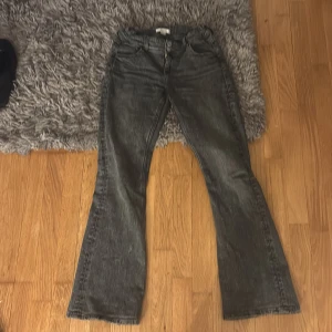 Grå bootcut jeans från Gina Tricot - Snygga grå bootcut jeans från Gina Tricot. 