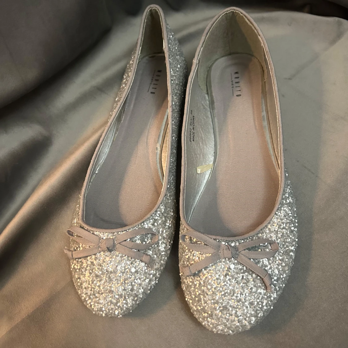 Glittriga ballerinaskor med rosett - 1