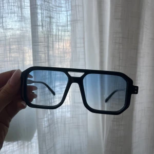 Svarta glasögon med blå tonade linser - Säljer dessa sjukt snygga solglasögonen. Aldrig använda så dom är helt som nya 🌸