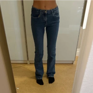 Calvin Clein bootcut jeans - Säljer dessa jättesnygga bootcut jeans från Calvin Clein. De är köpta på kids brandstore och är i storlek 170 men passar mig som brukar ha 32-34 i jeans. De är använda max 2 gånger så de är i nyskick💖💖