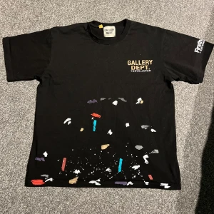 Gallery dept t-shirt - Tjena! Jag säljer nu denna gallery dept t-shirt som är i väldigt bra skick (nästan oanvänd). Tröjan är storlek Small.Nypris: ca 5000.